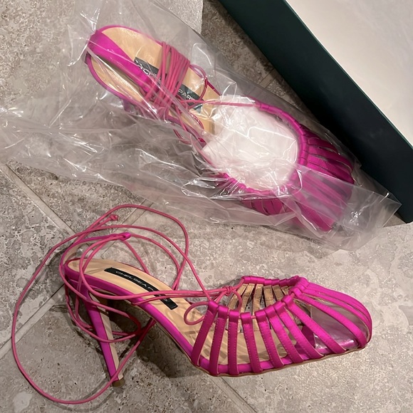 Chelsea Paris Orchid Pink Strappy Heels, Size 39 Retail $595 New in Box - Picture 4 of 9